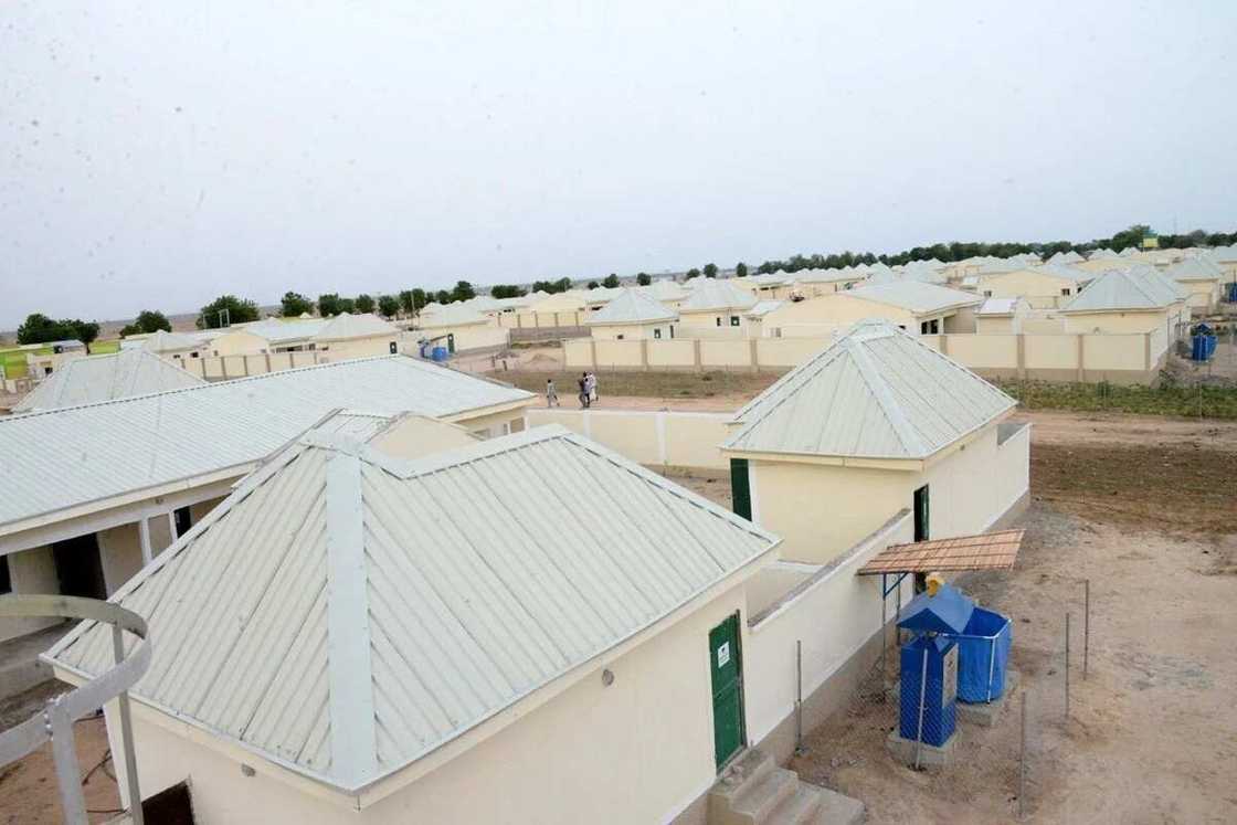 Dangote ya kaddamar da rukunin gidaje 200 da ya ginawa ‘yan gudun hijira a Maiduguri, duba hotunan Dangote ya kaddamar da rukunin gidaje 200 da ya ginawa ‘yan gudun hijira a Maiduguri, duba hotunan