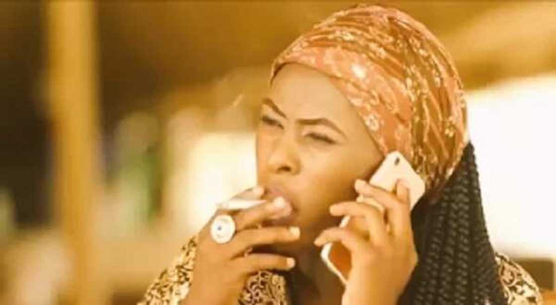 Dandalin Kannywood: Jaruma Nafisa Abdullahi ta saki zafafan hotunan ta tana busa sigari Dandalin Kannywood: Jaruma Nafisa Abdullahi ta saki zafafan hotunan ta tana busa sigari