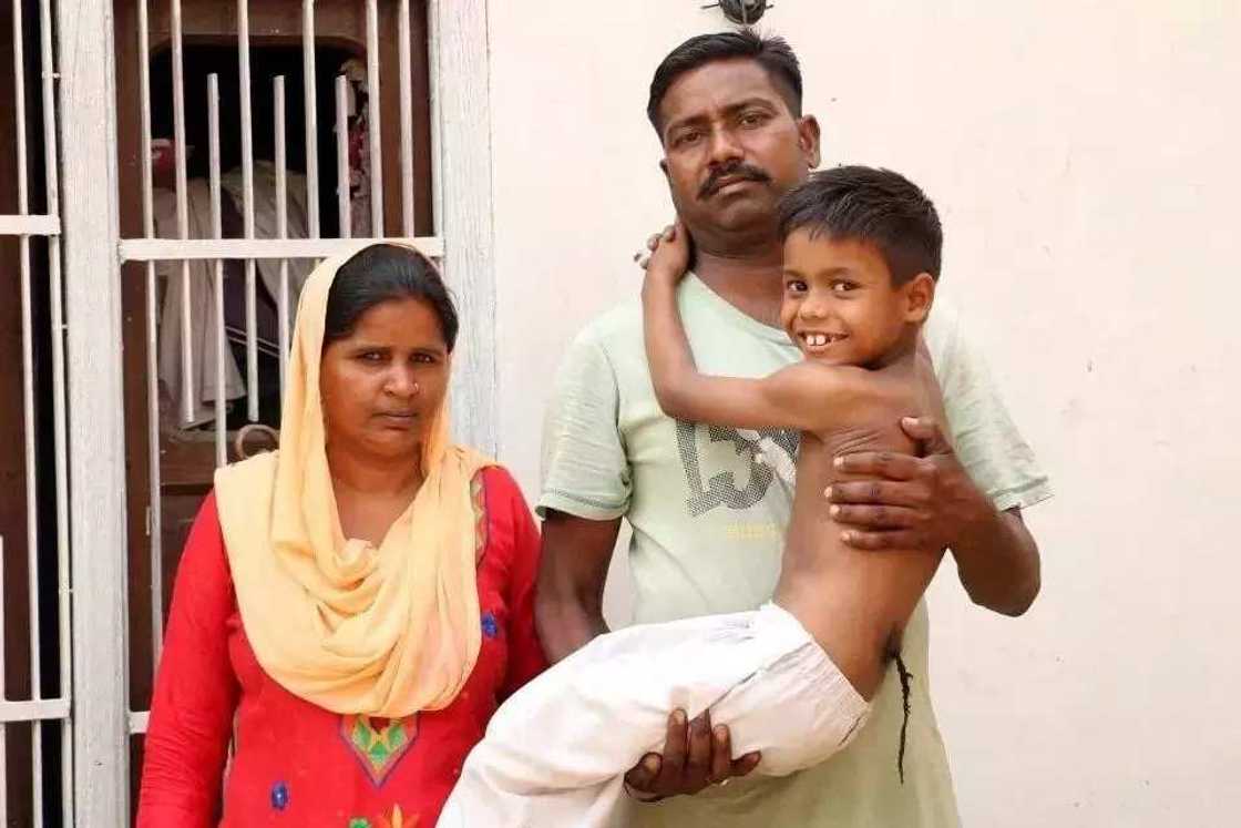 Jama’a na bautan wani yaro ‘mai bindi’ a kasar India (HOTUNA/BIDIYO) Jama’a na bautan wani yaro ‘mai bindi’ a kasar India (HOTUNA/BIDIYO)