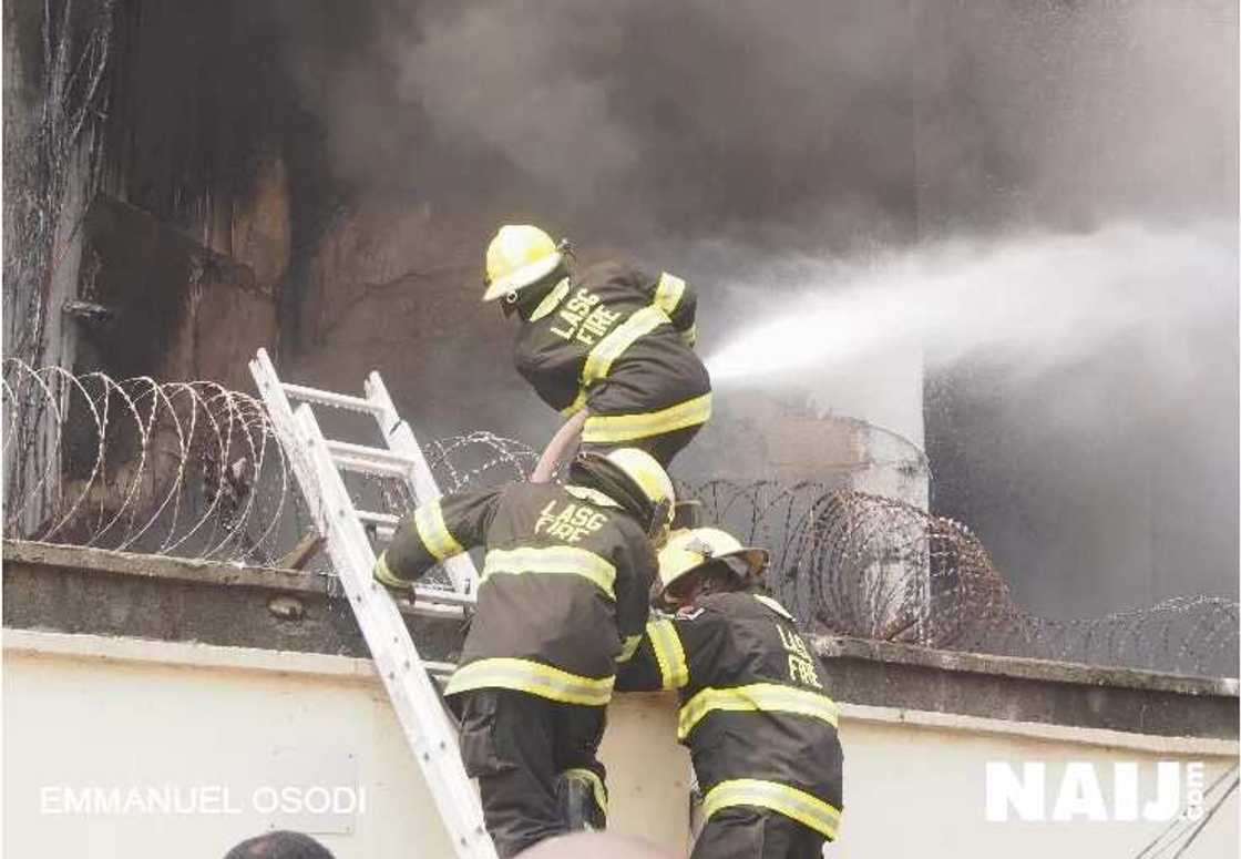 BREAKING: Samsung Digital Centre On Fire (PHOTOS) BREAKING: Samsung Digital Centre On Fire (PHOTOS)