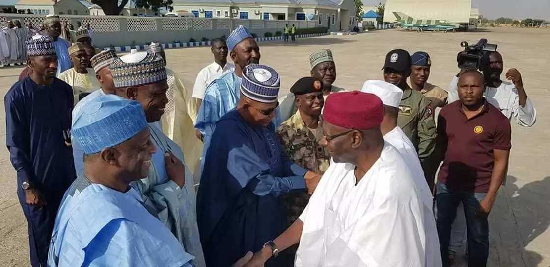 Tawagar fadan shugaban kasa sun halarci taron sadakan ukun mahaifin Janar Buratai Tawagar fadan shugaban kasa sun halarci taron sadakan ukun mahaifin Janar Buratai