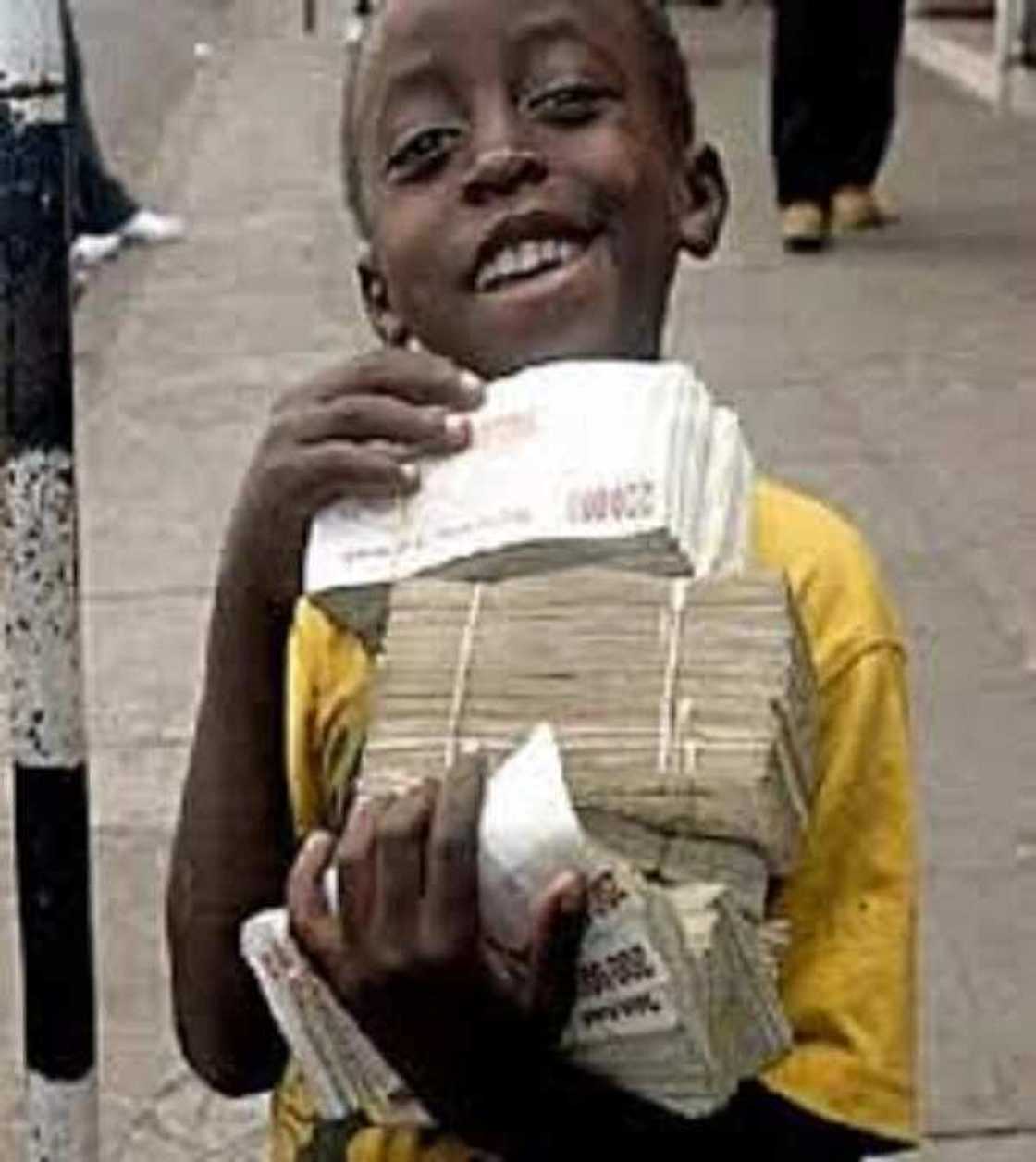 Takardar kudi da sai an cika gingimari da ita zasu isa cefane Takardar kudi da sai an cika gingimari da ita zasu isa cefane