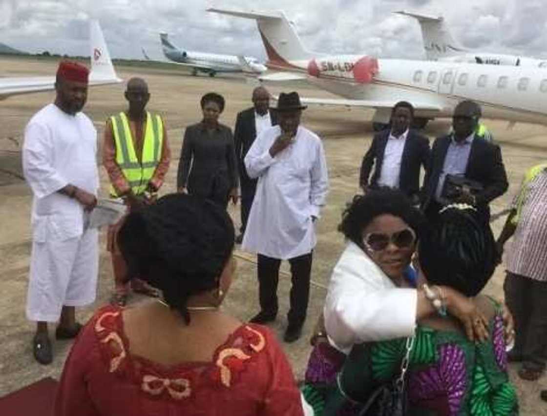 Jonathan tare da iyalin sa a filin jirgin sama na Abuja (hotuna) Jonathan tare da iyalin sa a filin jirgin sama na Abuja (hotuna)