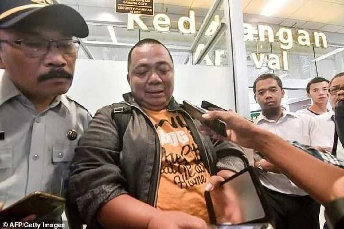 Wani da jirgi ya tashi ya barshi ya fashe da kuka bayan da jirgin yayi hadari kowa ya mutu Wani da jirgi ya tashi ya barshi ya fashe da kuka bayan da jirgin yayi hadari kowa ya mutu