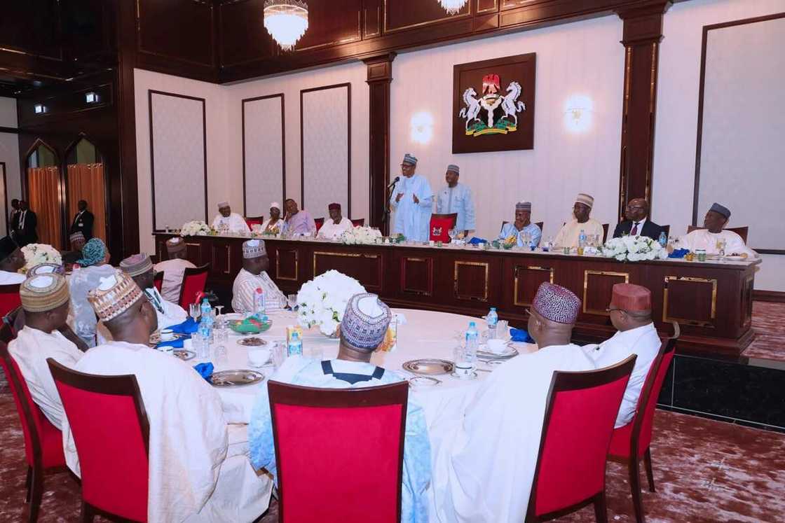 An ci an sha yayin da Buhari ya karbi bakoncin Dangote da hamshakan yan kasuwa a Villa An ci an sha yayin da Buhari ya karbi bakoncin Dangote da hamshakan yan kasuwa a Villa