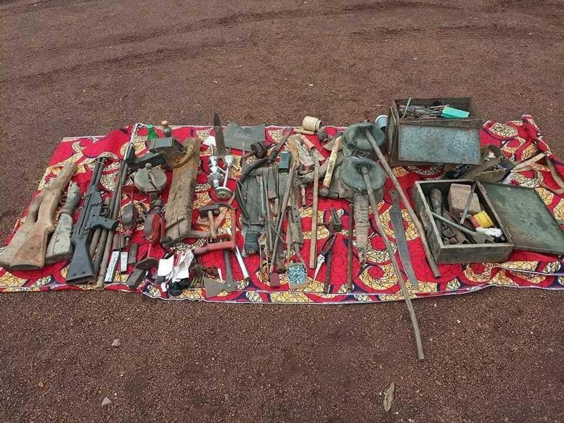 Yansanda sun bankado wasu tarin makamai a wata kamfanin kera makamai dake Benuwe Yansanda sun bankado wasu tarin makamai a wata kamfanin kera makamai dake Benuwe