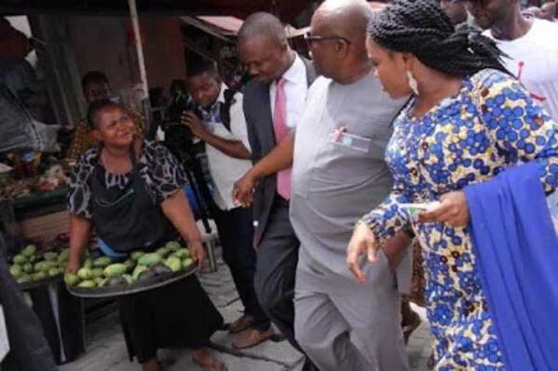 Governor Wike, wife spotted shopping at a local market in Port Harcourt (photos) Governor Wike, wife spotted shopping at a local market in Port Harcourt (photos)