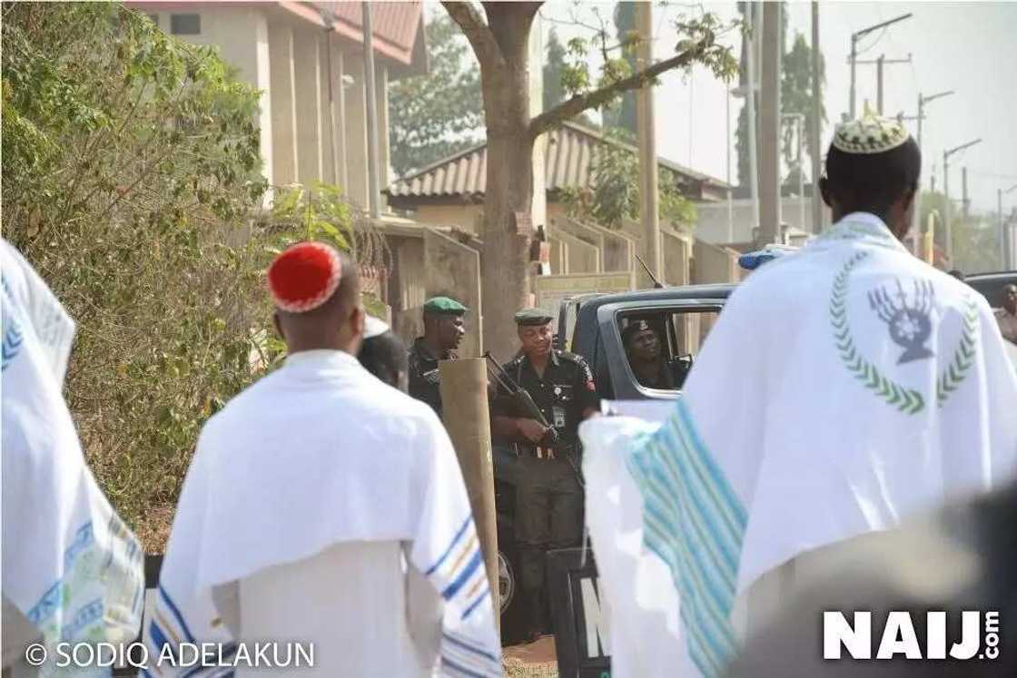 Police prevent IPOB members from gainig entrance into High Court Police prevent IPOB members from gainig entrance into High Court