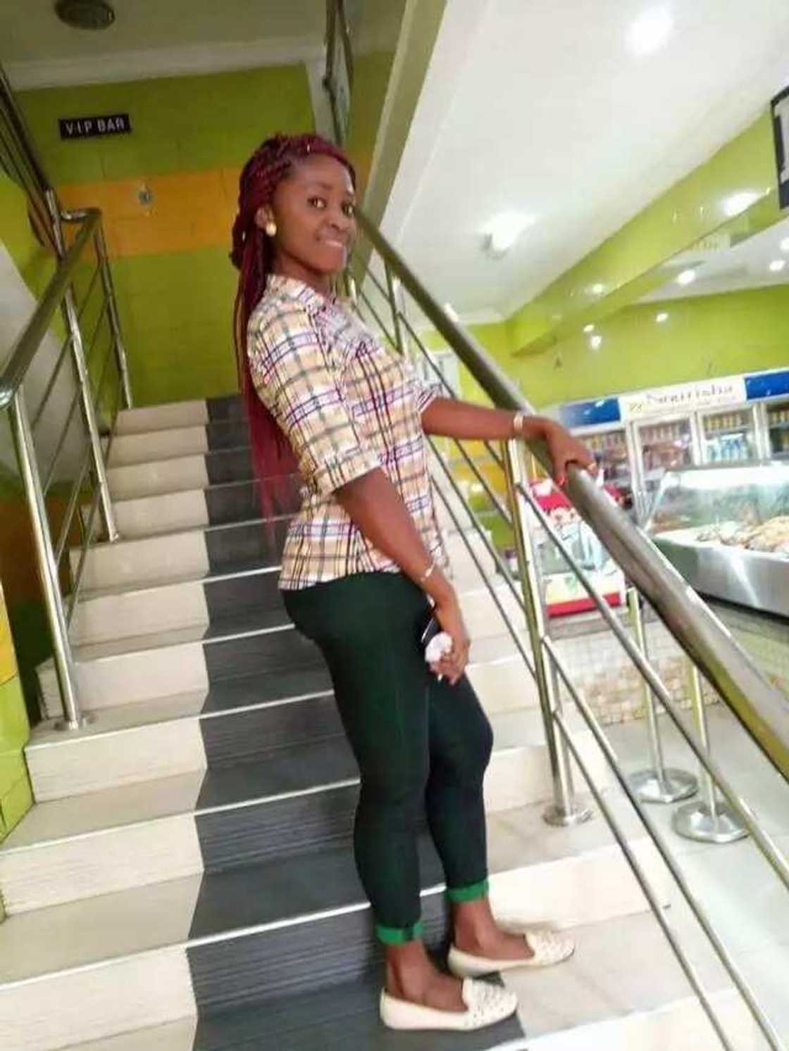 An kone daya daga cikin 'yan fashin da suka kashe wata kyakykyawar budurwa, duba hoto An kone daya daga cikin 'yan fashin da suka kashe wata kyakykyawar budurwa, duba hoto