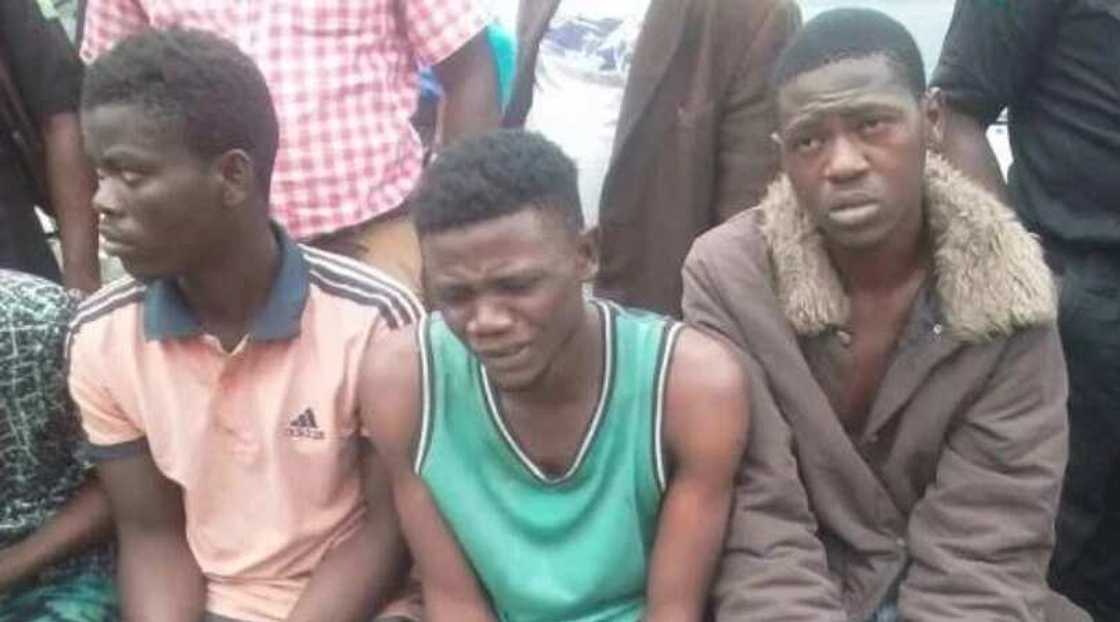 'Yan kungiyar asiri sunzo hannu, sun zayyana yadda suke aikinsu 'Yan kungiyar asiri sunzo hannu, sun zayyana yadda suke aikinsu