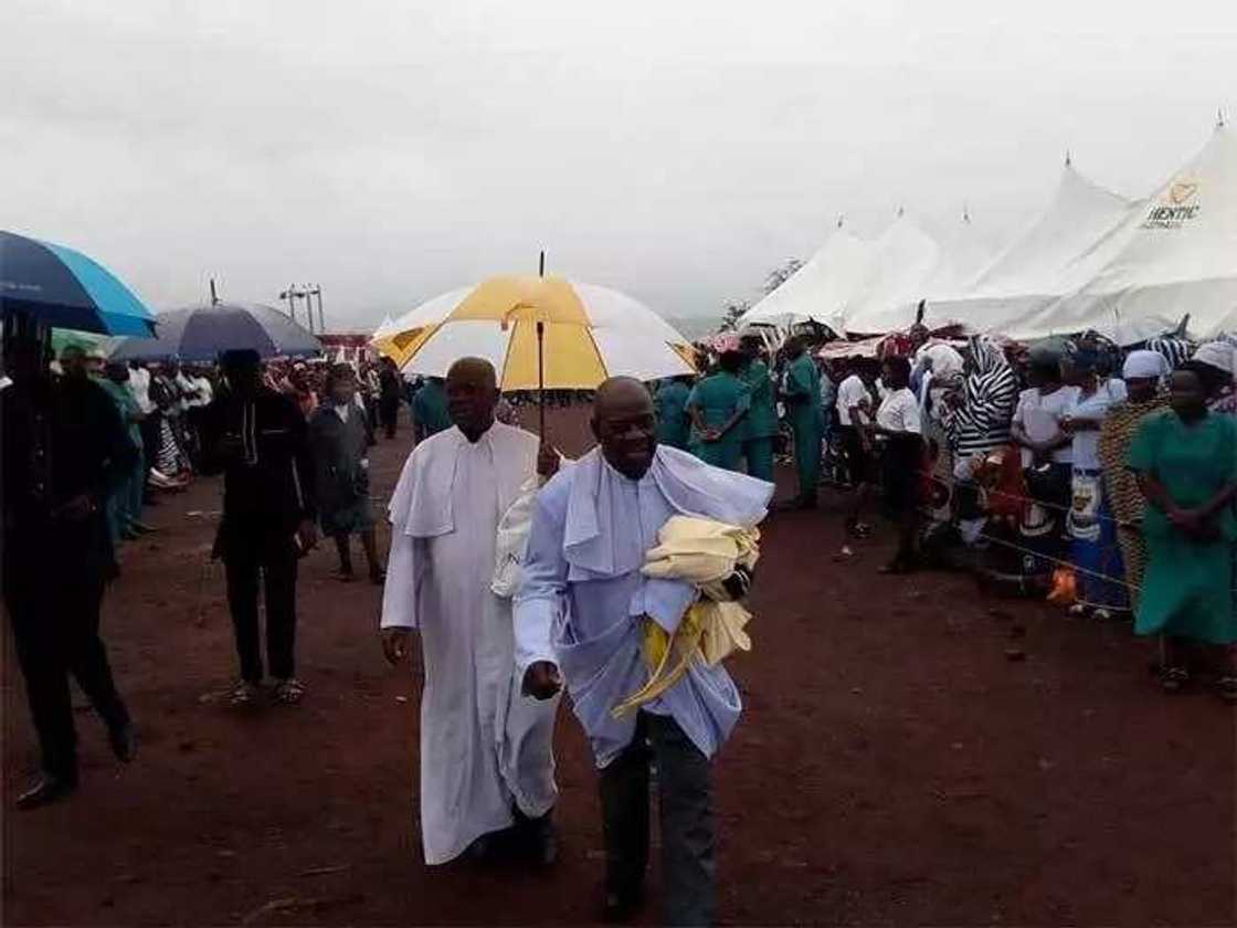 Tears as Benue buries 2 Catholic priests, 17 parishioners allegedly killed by suspected herdsmen (photos) Tears as Benue buries 2 Catholic priests, 17 parishioners allegedly killed by suspected herdsmen (photos)