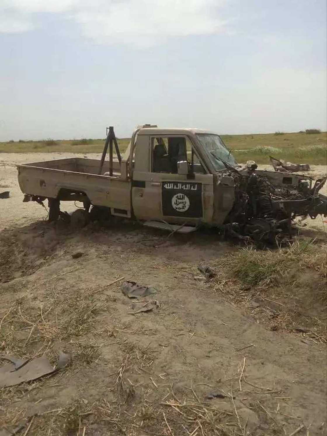 Dakarun sojin sun kara yiwa mayakan kungiyar Boko Haram 23 raga-raga, duba hotunan makaman da aka samu Dakarun sojin sun kara yiwa mayakan kungiyar Boko Haram 23 raga-raga, duba hotunan makaman da aka samu