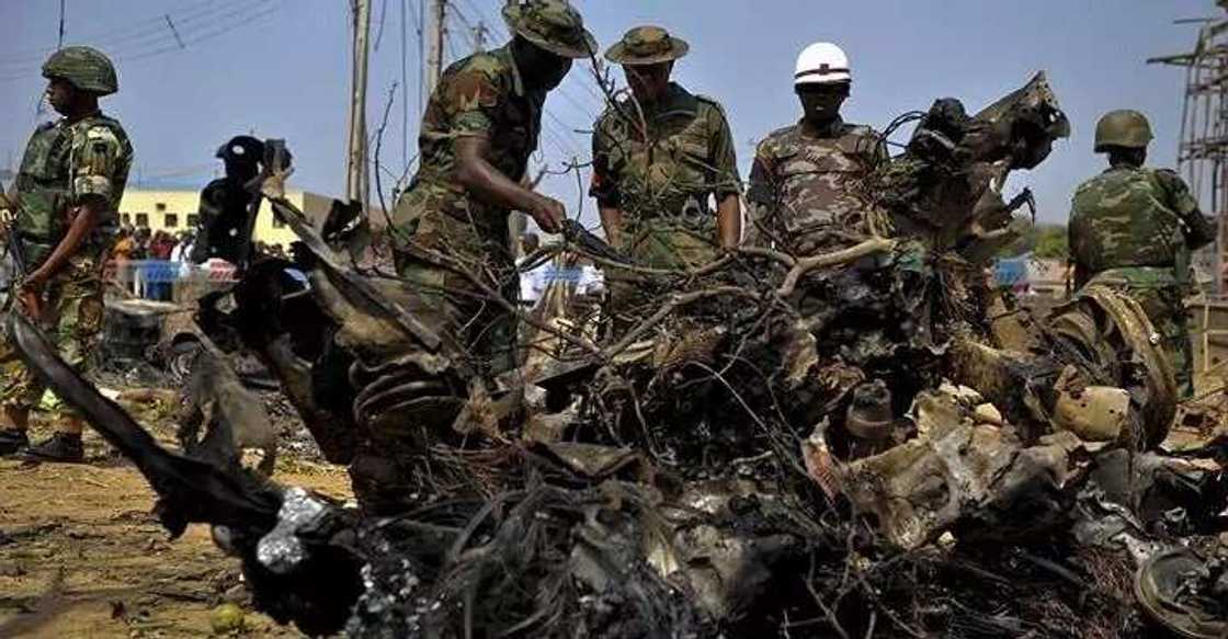 Yan kunar bakin wake sun tayar da bama bamai a cikin barikin Sojojin Najeriya Yan kunar bakin wake sun tayar da bama bamai a cikin barikin Sojojin Najeriya