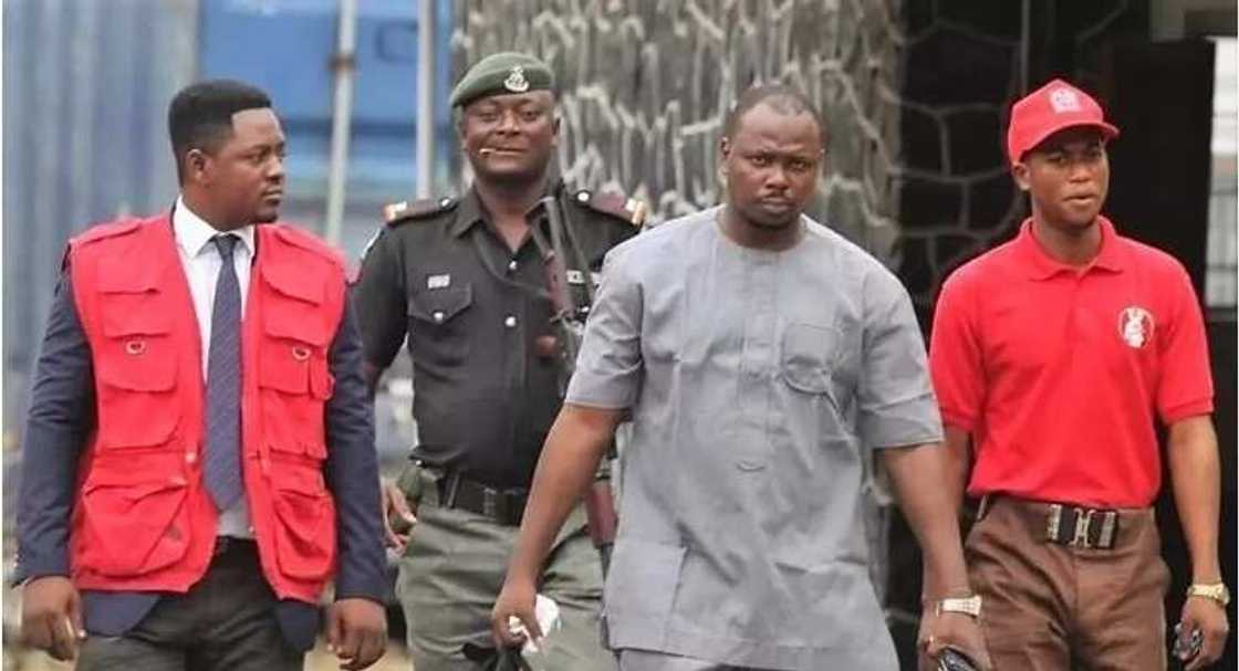 EFCC ta kama wani ma'aikacin banki da ya karkatar da N700m daga asusun masu ajiya EFCC ta kama wani ma'aikacin banki da ya karkatar da N700m daga asusun masu ajiya