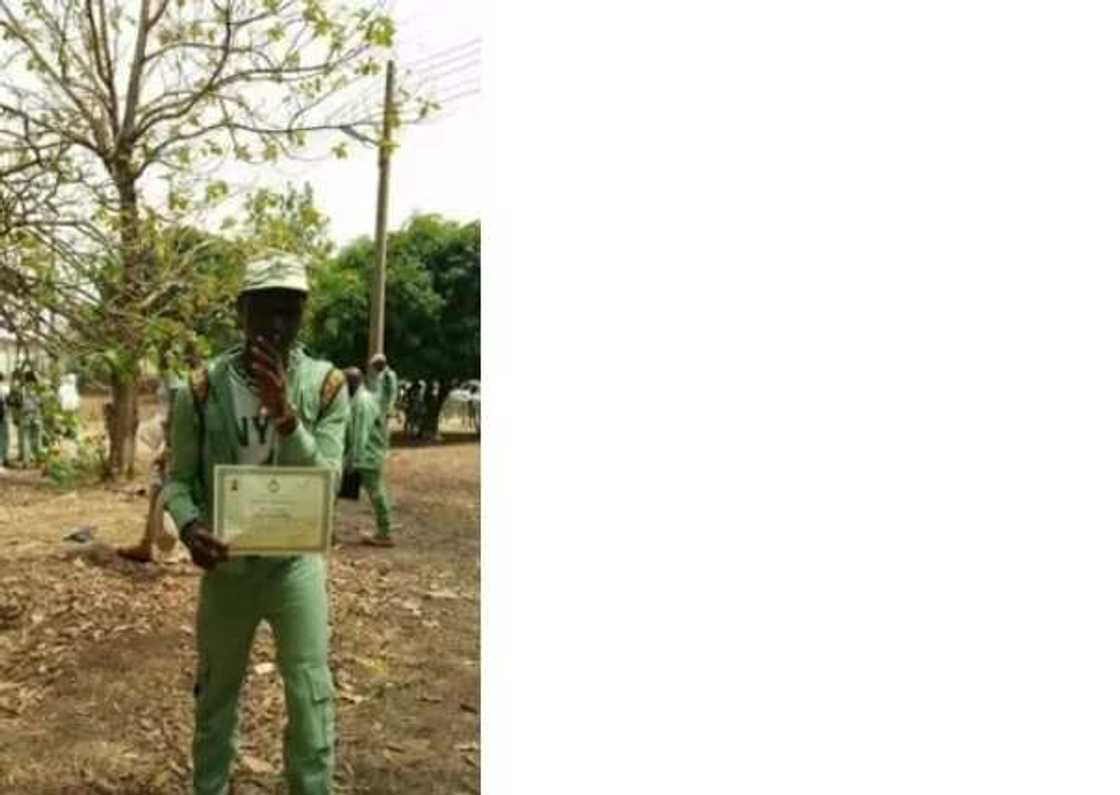 Talented Nigerian graduate makes beautiful local attires (photos, video) Talented Nigerian graduate makes beautiful local attires (photos, video)