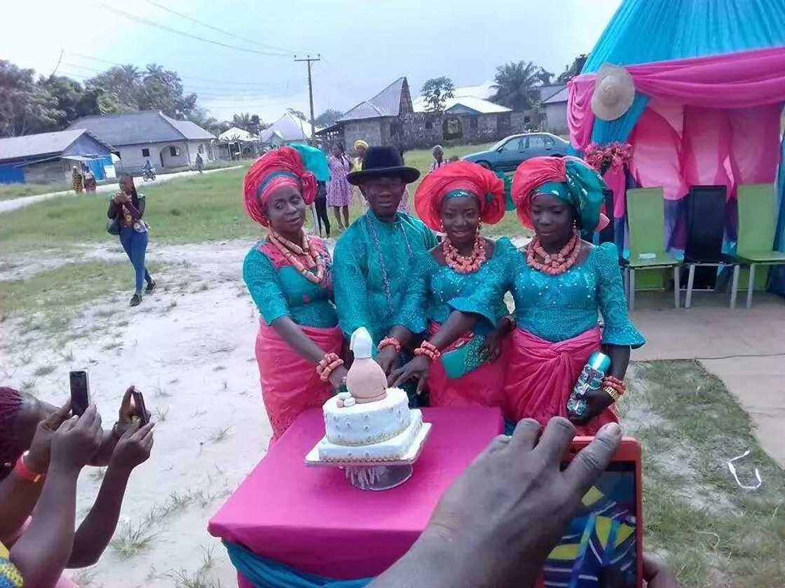 Hotunan dattijon da amaren sa uku Hotunan dattijon da amaren sa uku