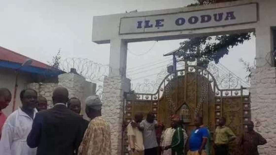 PHOTOS: Ile Ife Gloomy As Oba Passes On