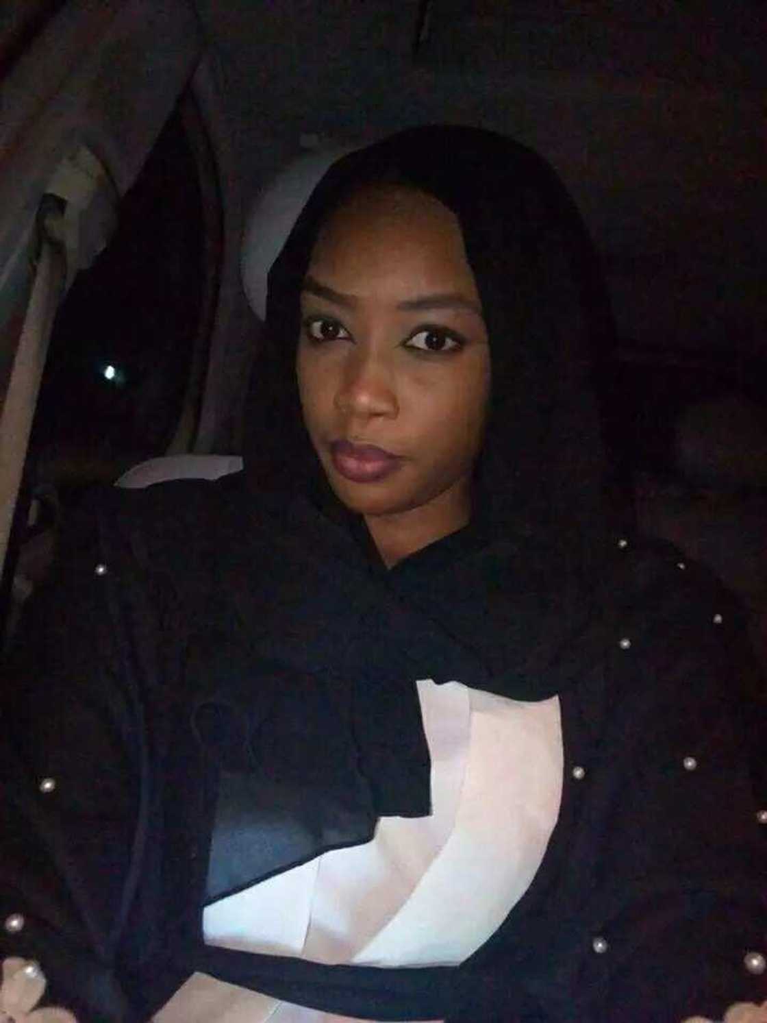 Wata tsaleliyar Budurwa ta saki hotunan dalleliyar motar da tace Shehu Sani ya yi mata kyauta Wata tsaleliyar Budurwa ta saki hotunan dalleliyar motar da tace Shehu Sani ya yi mata kyauta