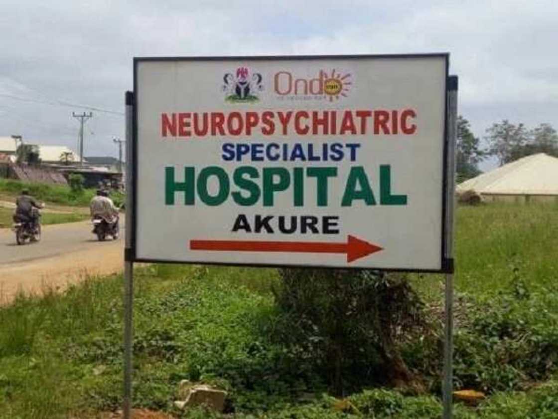 Hauka tuburan! Yadda wani taɓabbe ya lakaɗa ma Likita dukan tsiya a Asibitin mahaukta dake Ondo Hauka tuburan! Yadda wani taɓabbe ya lakaɗa ma Likita dukan tsiya a Asibitin mahaukta dake Ondo