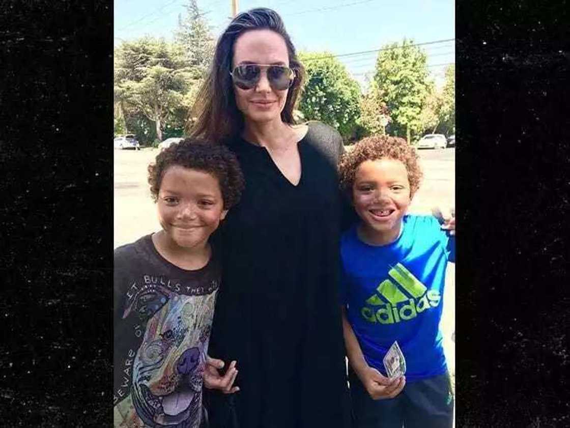 Sunaso su saida 'yar bebi, amman lokacin da sukaga kadilak Sunaso su saida 'yar bebi, amman lokacin da sukaga kadilak