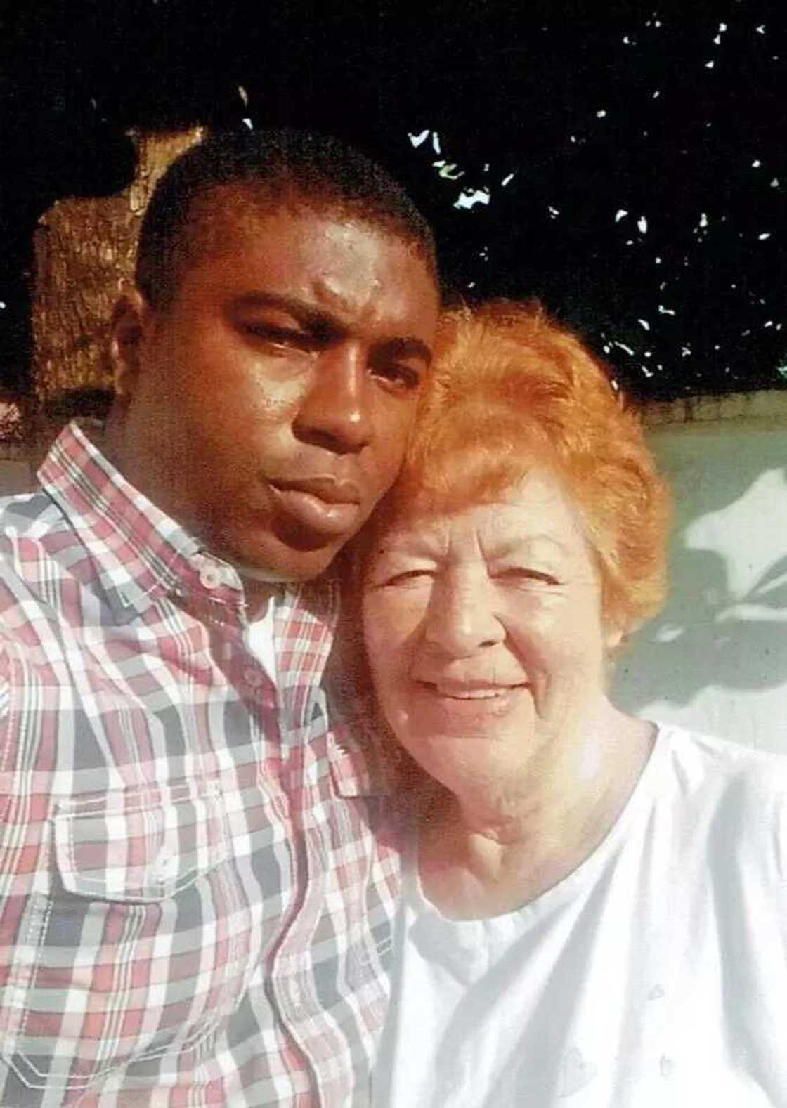 Karanta yadda shauƙin so ya kwashi wani saurayi inaymuri ya auri gyatuma mai shekaru 72 Karanta yadda shauƙin so ya kwashi wani saurayi inaymuri ya auri gyatuma mai shekaru 72