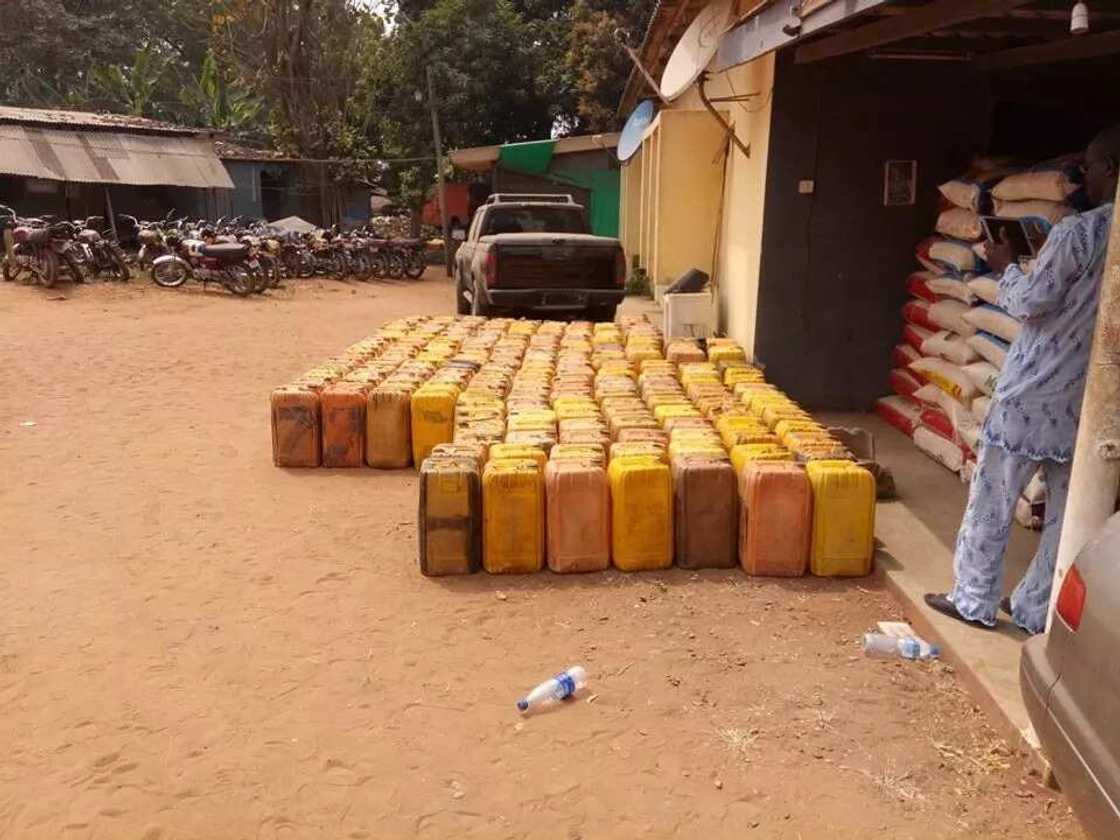 Hukumar kwastam ta sake babban kamu na kayayyakin fasa kwauri (hotuna) Hukumar kwastam ta sake babban kamu na kayayyakin fasa kwauri (hotuna)