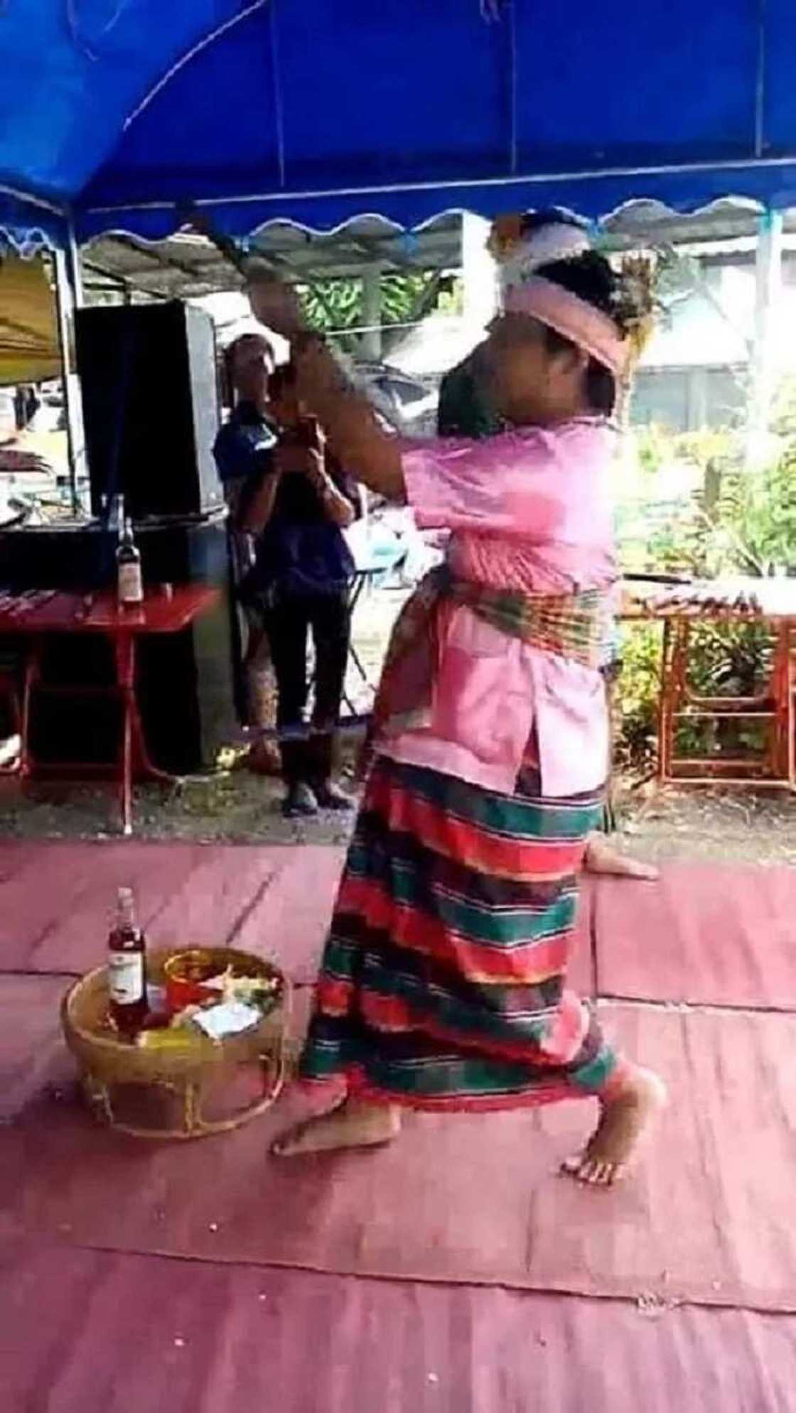 A garin wasa da zungureriyar wuƙa, ɗan tauri ya hallaka kansa (Hotuna) A garin wasa da zungureriyar wuƙa, ɗan tauri ya hallaka kansa (Hotuna)