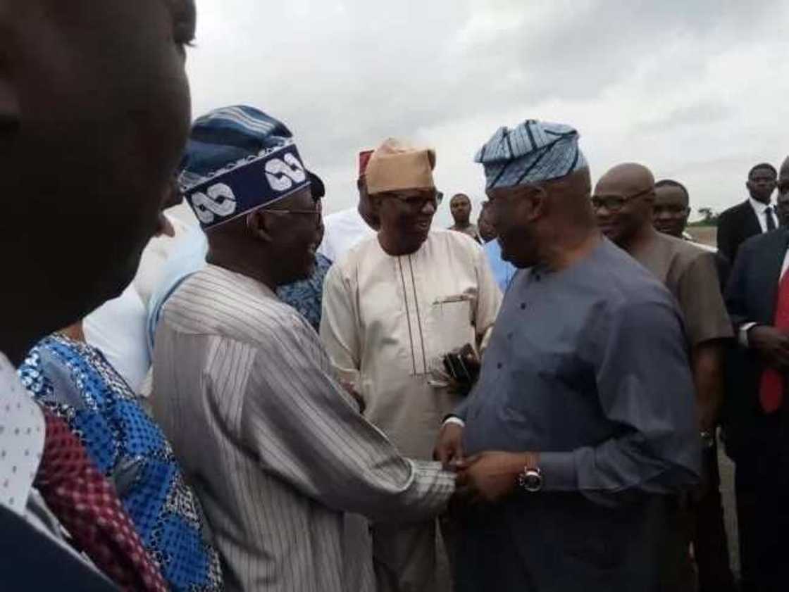 Hotuna: Tinubu ya hadu da Atiku a filin jirgin sama na Akure