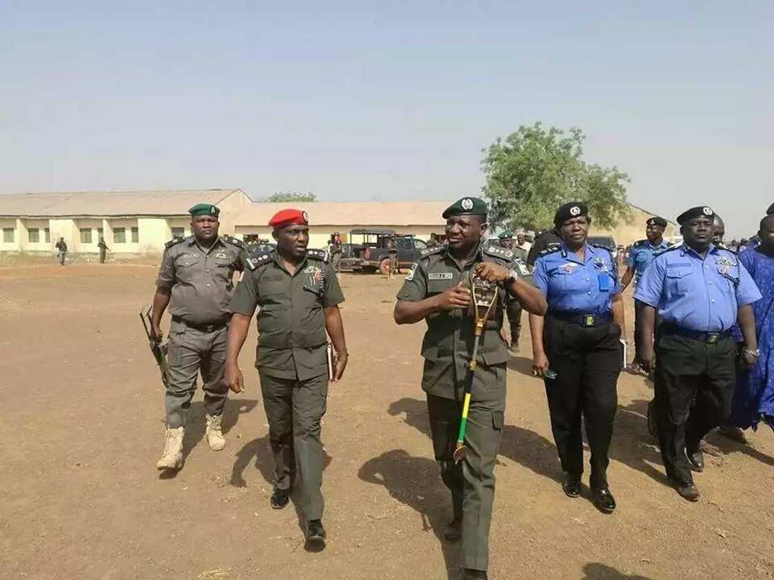 Sifeto janar na 'yan sanda ya ziyarci garin Tunga bayan gwamna Ortom ya yi zargin an rabawa matasan garin bindigu Sifeto janar na 'yan sanda ya ziyarci garin Tunga bayan gwamna Ortom ya yi zargin an rabawa matasan garin bindigu