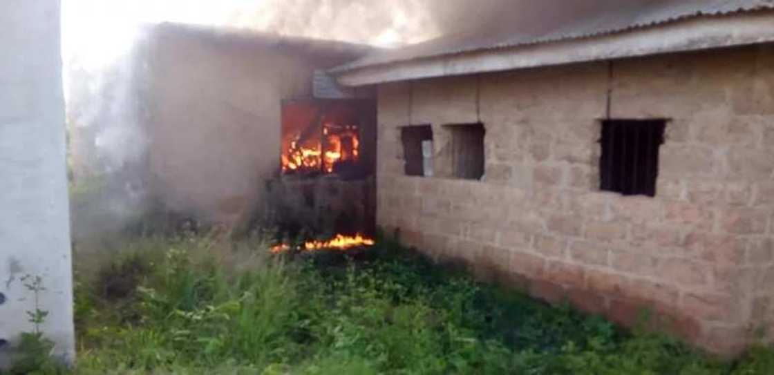 UNIOSUN students set house of killer Alfa on fire (photos) UNIOSUN students set house of killer Alfa on fire (photos)