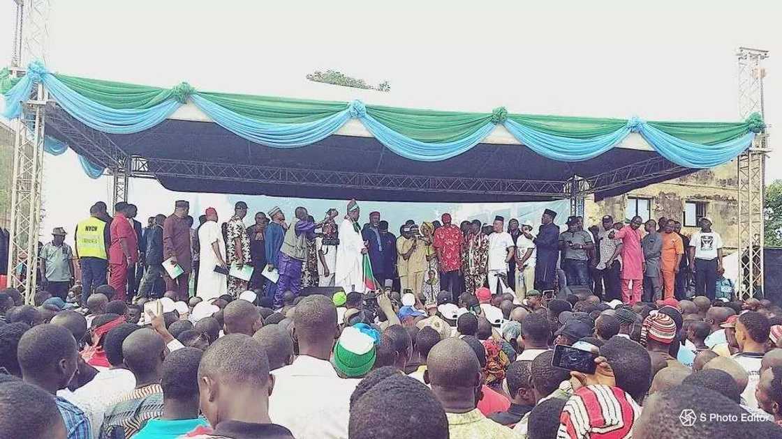 Sanata, tsohon minista da wasu 13 sun canja sheka daga PDP zuwa APC Sanata, tsohon minista da wasu 13 sun canja sheka daga PDP zuwa APC
