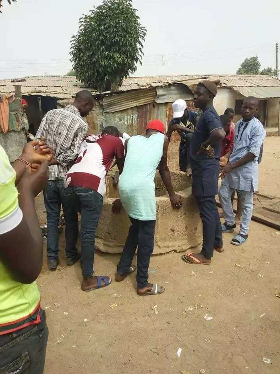 Neman Duniya: Wani dan siyasa ya jefa jinjiri a rijiya saboda neman cin zabe Neman Duniya: Wani dan siyasa ya jefa jinjiri a rijiya saboda neman cin zabe