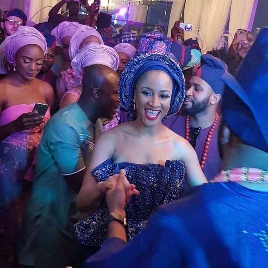 Stunning Adesua in her blue dress