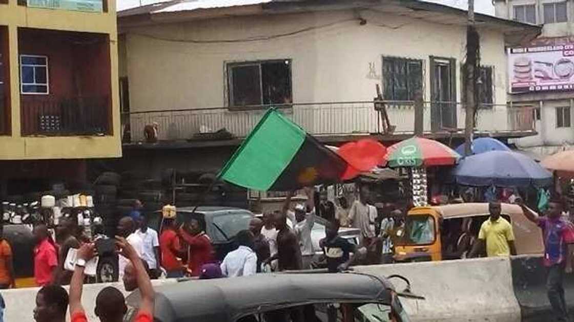 BREAKING: Fever grips Abia state, as pro-Biafrans celebrate Kanu in Aba BREAKING: Fever grips Abia state, as pro-Biafrans celebrate Kanu in Aba