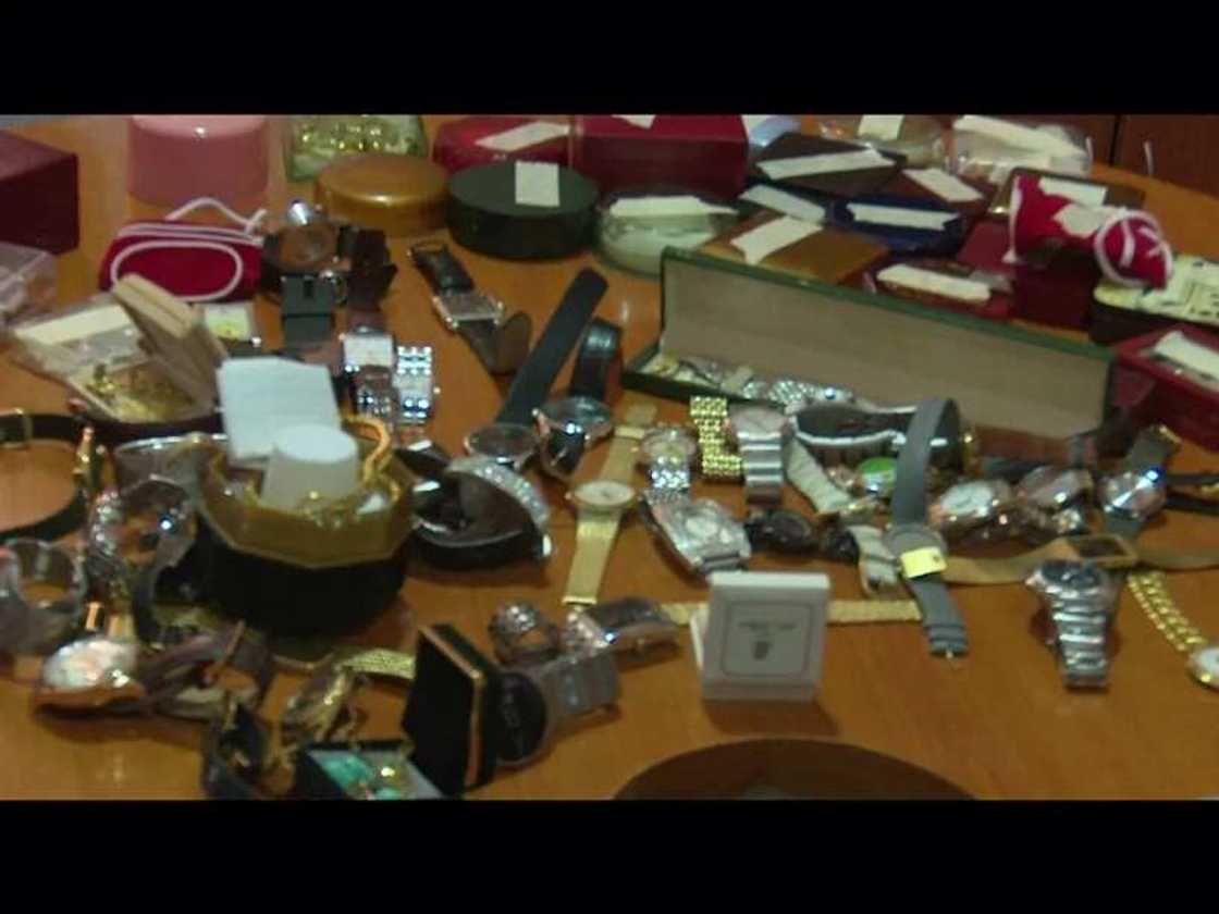 Jami’an EFCC sun kai samame gidan Abdullahi Sarki Mukhtar, sun bankaɗo damin gwala gwalai Jami’an EFCC sun kai samame gidan Abdullahi Sarki Mukhtar, sun bankaɗo damin gwala gwalai