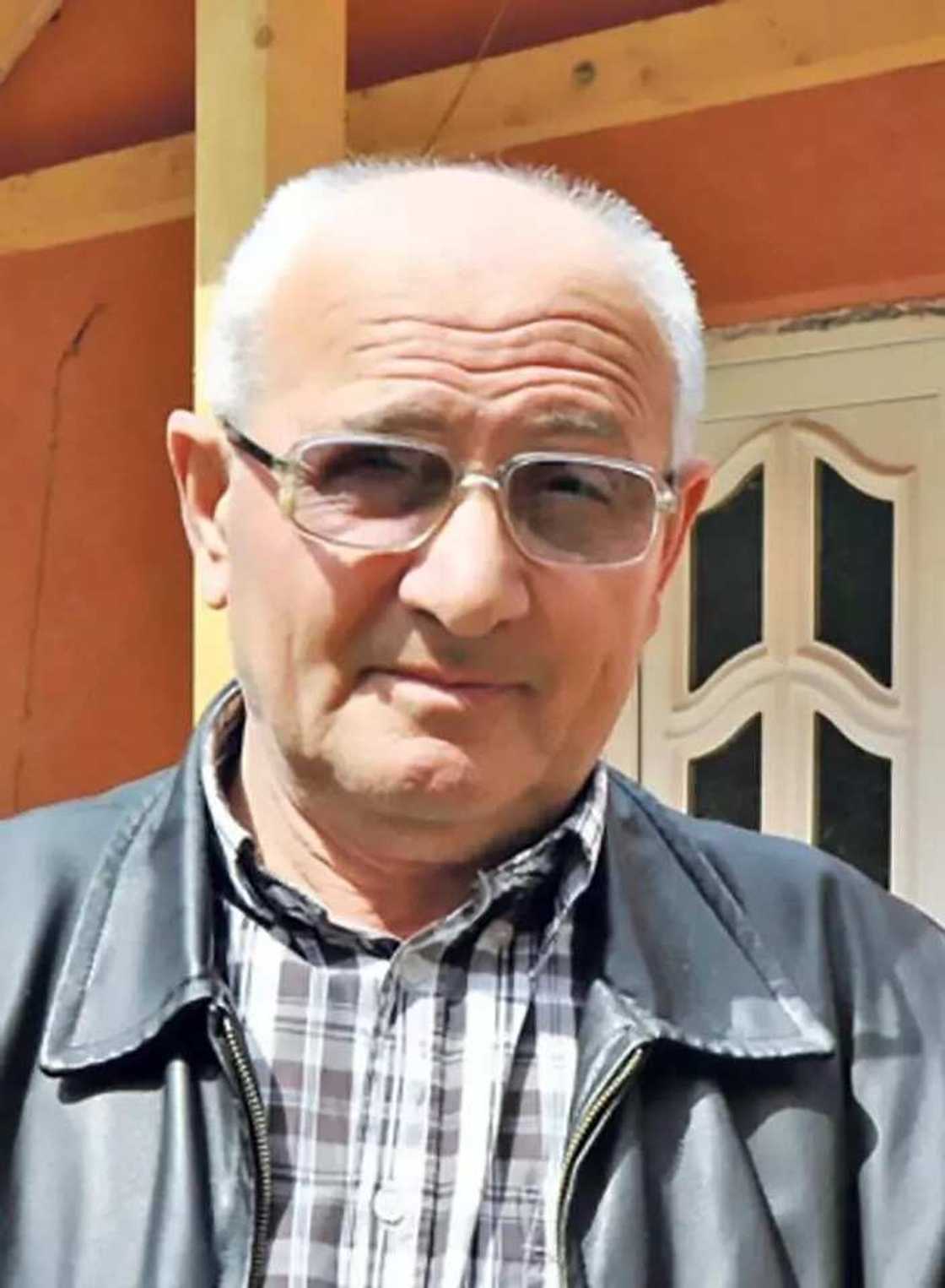 Wani Mutumi ya bar Matar sa mai shekara 60 a kan ta haifa masa yaro Wani Mutumi ya bar Matar sa mai shekara 60 a kan ta haifa masa yaro