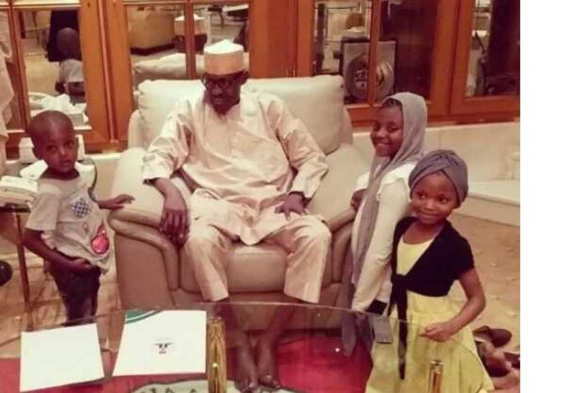 Lokacin yara: Shugaba Buhari cikin raha tare da wasu yara Lokacin yara: Shugaba Buhari cikin raha tare da wasu yara