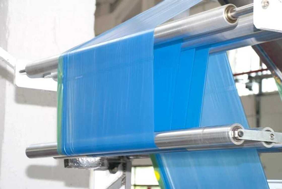 Fasahar matasa: Wani matashi ya kirkiri injin dake maida tarkacen ledoji zuwa fetur a Najeriya (Hotuna) Fasahar matasa: Wani matashi ya kirkiri injin dake maida tarkacen ledoji zuwa fetur a Najeriya (Hotuna)