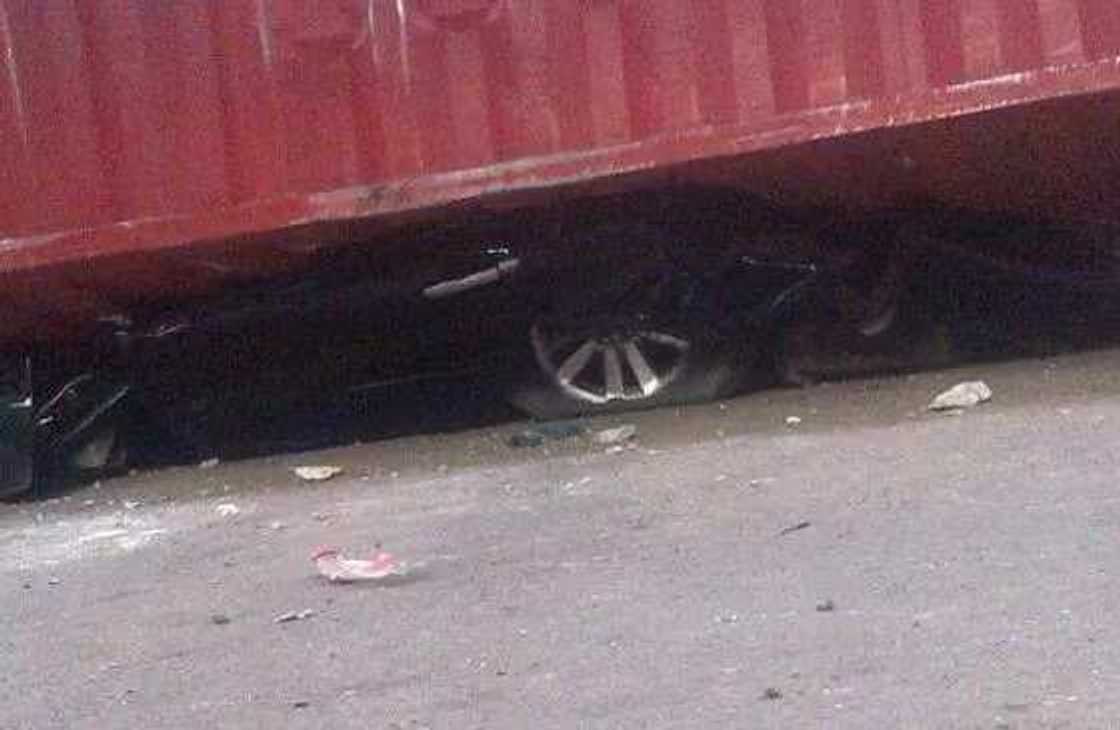PHOTOS: Trailer Skids On Ojuelegba Bridge, Lands On Cars PHOTOS: Trailer Skids On Ojuelegba Bridge, Lands On Cars