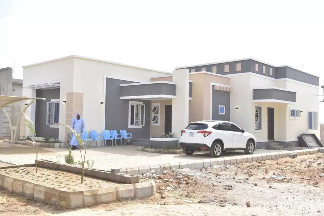 Gwamnan jihar Kaduna ya sanya tubalin gina gidaje 600 masu rangwame a jihar Kaduna (Hotua) Gwamnan jihar Kaduna ya sanya tubalin gina gidaje 600 masu rangwame a jihar Kaduna (Hotua)