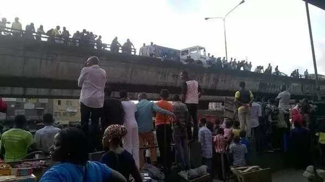 PHOTOS: Trailer Skids On Ojuelegba Bridge, Lands On Cars PHOTOS: Trailer Skids On Ojuelegba Bridge, Lands On Cars