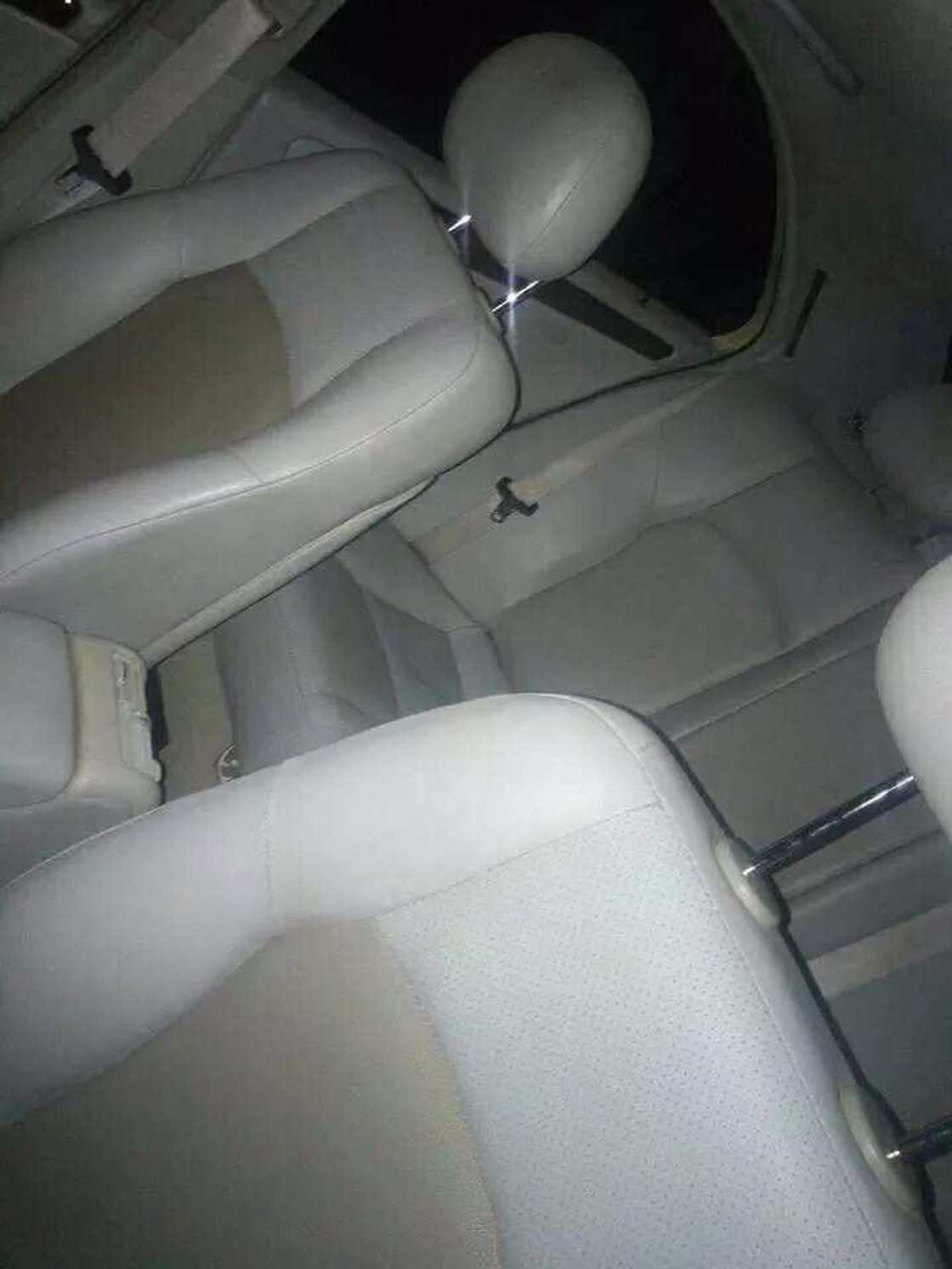 Wata tsaleliyar Budurwa ta saki hotunan dalleliyar motar da tace Shehu Sani ya yi mata kyauta Wata tsaleliyar Budurwa ta saki hotunan dalleliyar motar da tace Shehu Sani ya yi mata kyauta