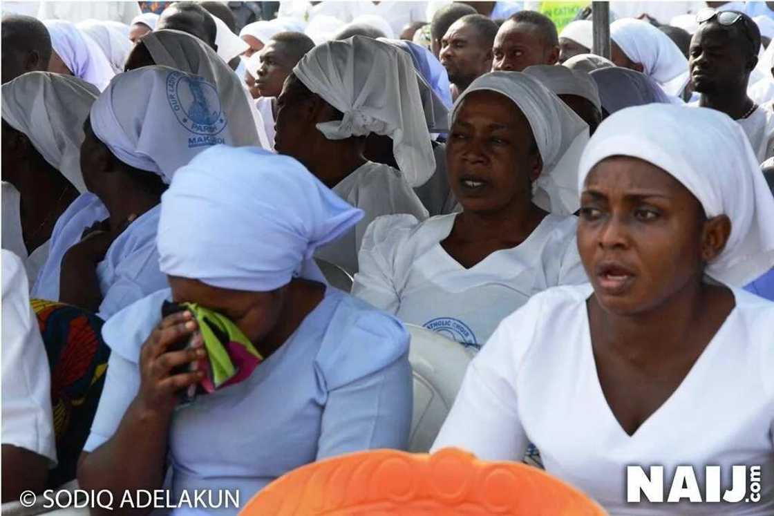 Yanzu Yanzu: Hawaye na kwaranya yayinda dubban mutane sun halarci taron karrama wadanda harin makiyaya ya cika da su a Benue (hotuna) Yanzu Yanzu: Hawaye na kwaranya yayinda dubban mutane sun halarci taron karrama wadanda harin makiyaya ya cika da su a Benue (hotuna)