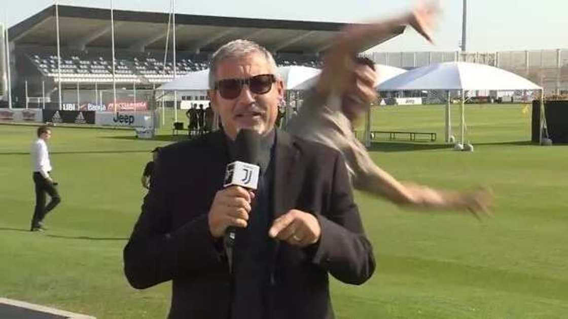 Ronaldo jokingly photobombs Juventus' journalist report ahead of Parma clash Ronaldo jokingly photobombs Juventus' journalist report ahead of Parma clash