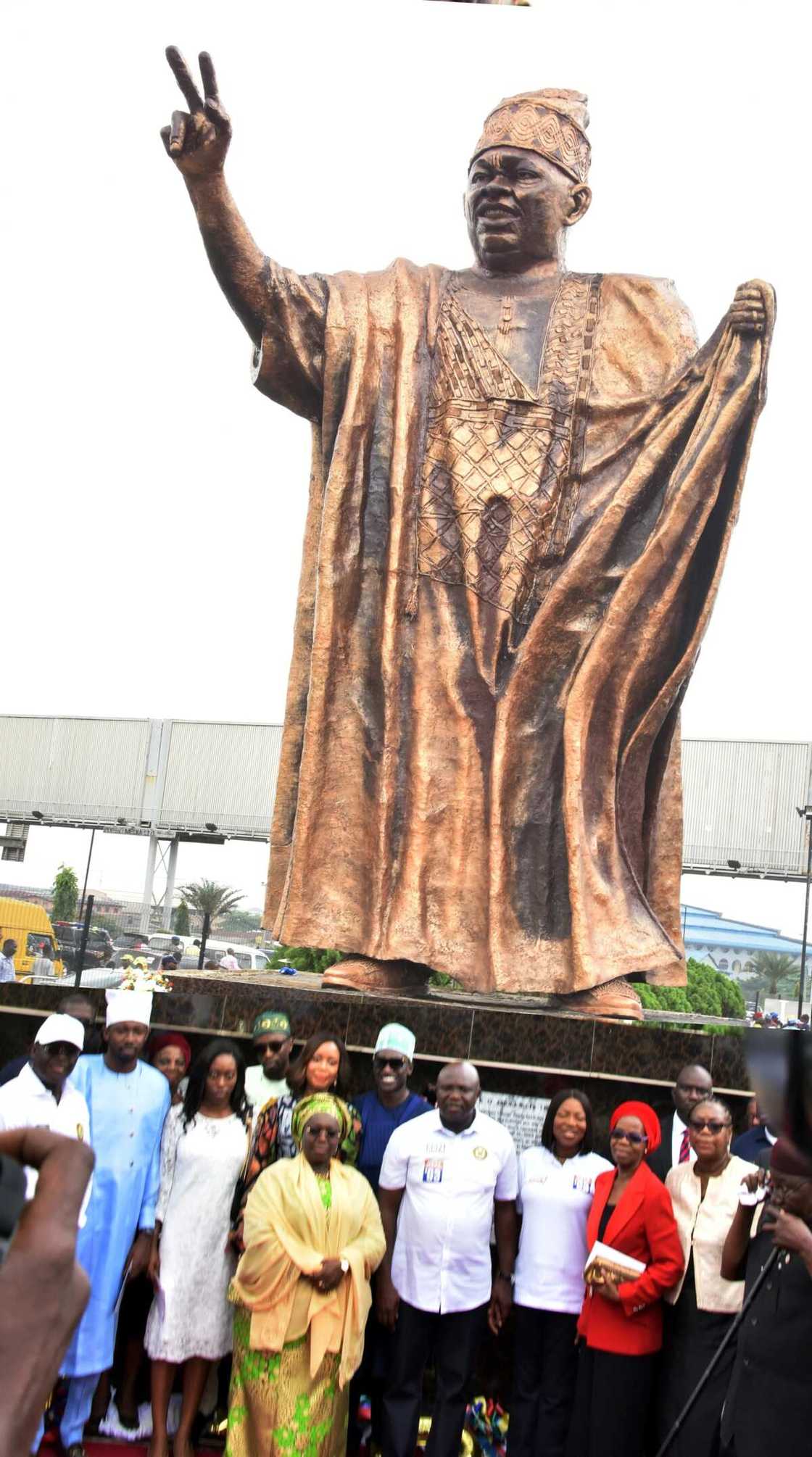 Celebration in Lagos as Ambode unveils massive statue to honour Abiola, family reacts Celebration in Lagos as Ambode unveils massive statue to honour Abiola, family reacts