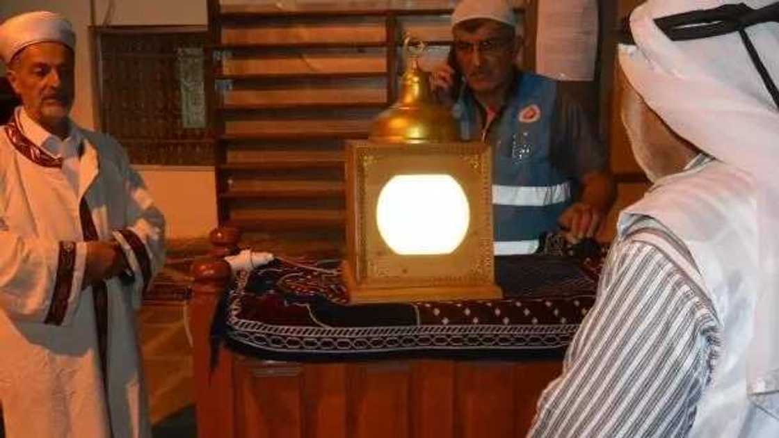 Jama’a sunyi cincirindo domin ganin gemun Manzon Allah a Turkiyya Jama’a sunyi cincirindo domin ganin gemun Manzon Allah a Turkiyya