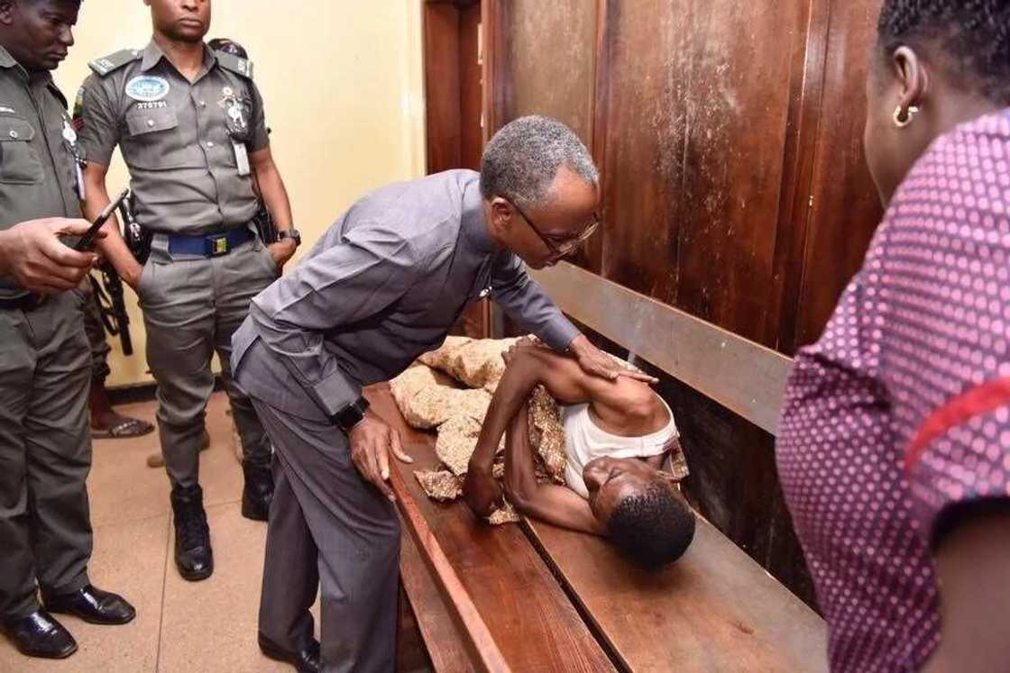 Rikicin Kaduna: El-Rufa'i ya zagaya sassan da rikici ya shafa, ya ziyarci asibitoci (Hotuna) Rikicin Kaduna: El-Rufa'i ya zagaya sassan da rikici ya shafa, ya ziyarci asibitoci (Hotuna)