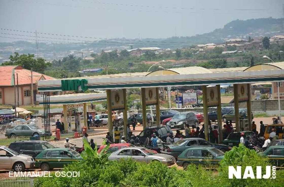 Wahalar man fetur: N600 ake sayar da litan mai yanzu a Abuja Wahalar man fetur: N600 ake sayar da litan mai yanzu a Abuja
