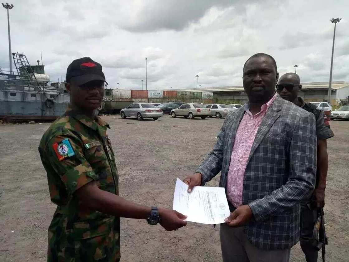 Oil bunkering: Nigerian Army hands over seized tugboat, barge to EFCC Oil bunkering: Nigerian Army hands over seized tugboat, barge to EFCC
