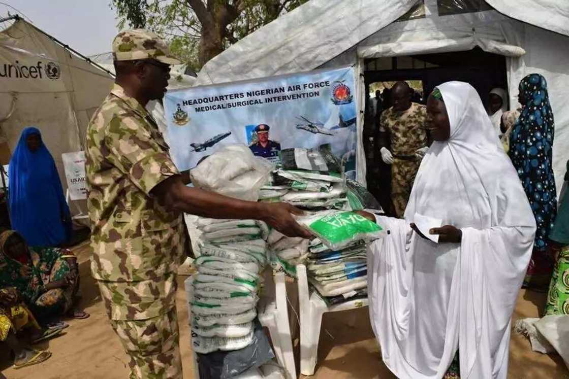 Sojin Saman Najeriya sun yi aikin agaji a sansanonin 'yan gudun hijira Sojin Saman Najeriya sun yi aikin agaji a sansanonin 'yan gudun hijira